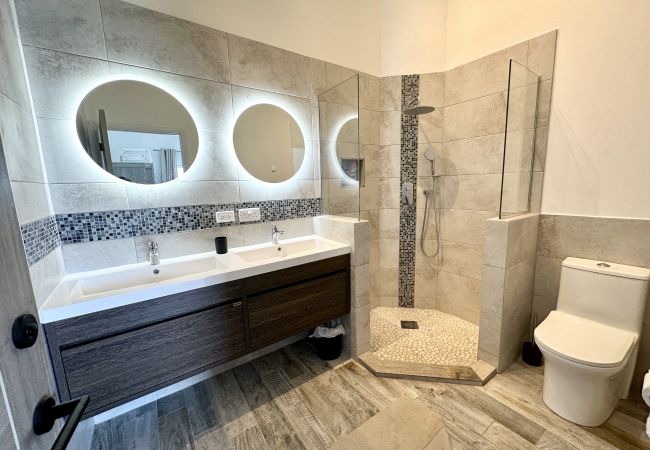 Villa in Jolly Harbour - Spacious Waterfront Sanctuary Villa in Jolly Harbour - Spacious Waterfront Sanctuary