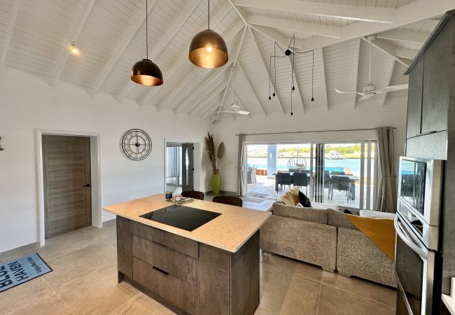 Villa in Jolly Harbour - Spacious Waterfront Sanctuary Villa in Jolly Harbour - Spacious Waterfront Sanctuary