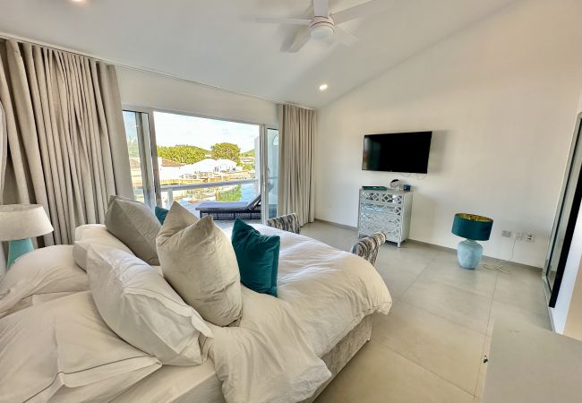 Villa in Jolly Harbour - Luxury Waterfront Villa  Villa in Jolly Harbour - Luxury Waterfront Villa