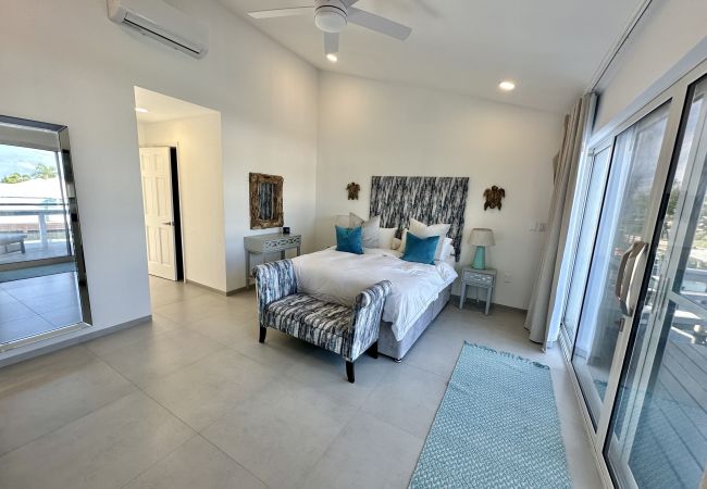 Villa in Jolly Harbour - Luxury Waterfront Villa  Villa in Jolly Harbour - Luxury Waterfront Villa