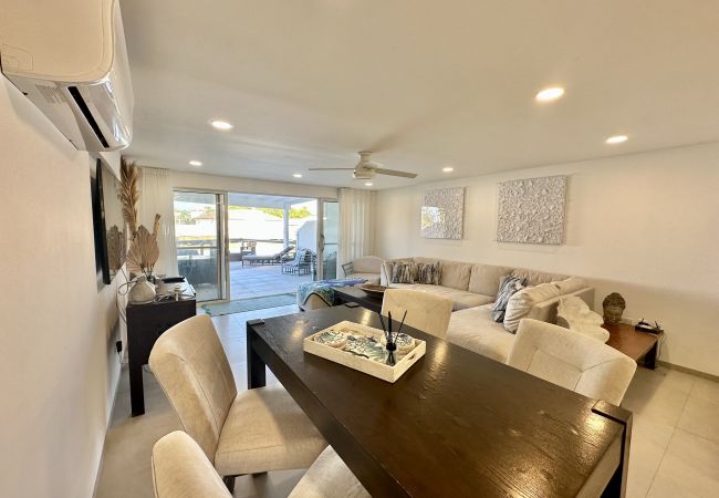 Villa in Jolly Harbour - Luxury Waterfront Villa  Villa in Jolly Harbour - Luxury Waterfront Villa