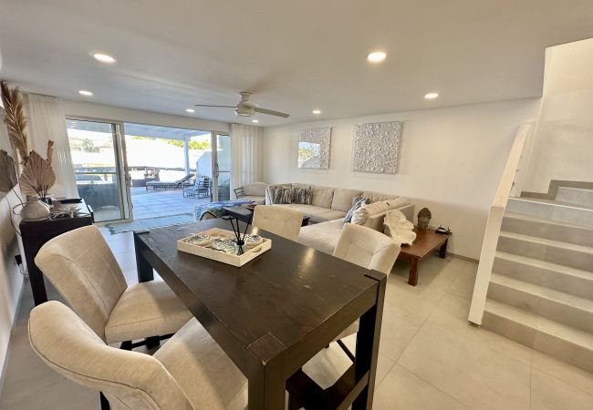 Villa in Jolly Harbour - Luxury Waterfront Villa  Villa in Jolly Harbour - Luxury Waterfront Villa