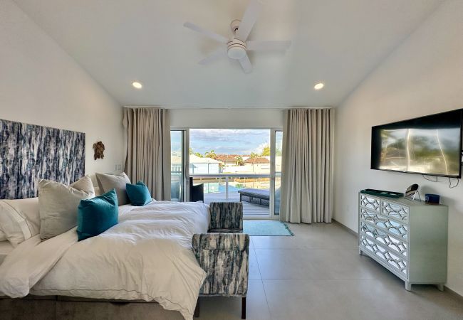 Villa in Jolly Harbour - Luxury Waterfront Villa  Villa in Jolly Harbour - Luxury Waterfront Villa