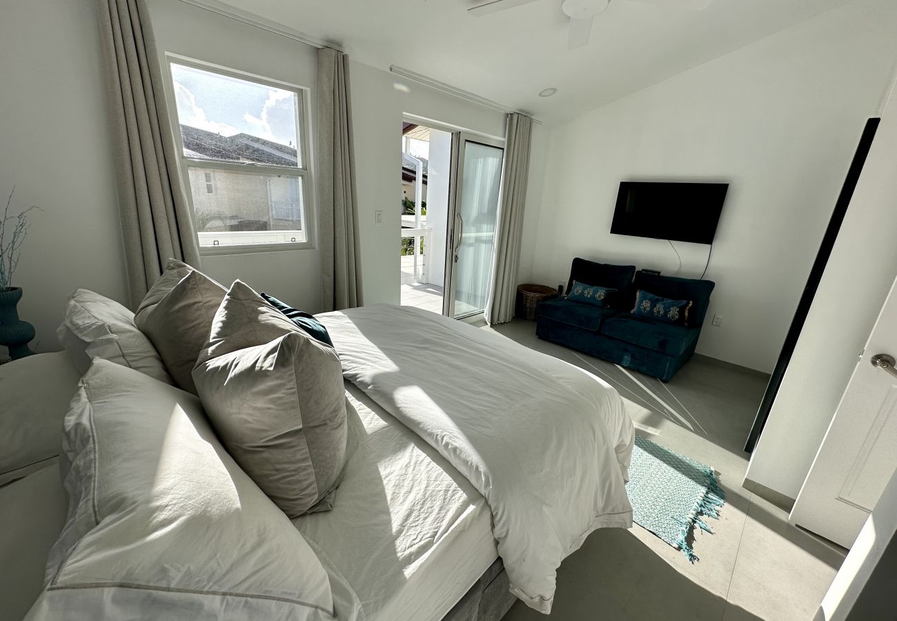 Villa 248E Spacious Bedroom With Balcony 