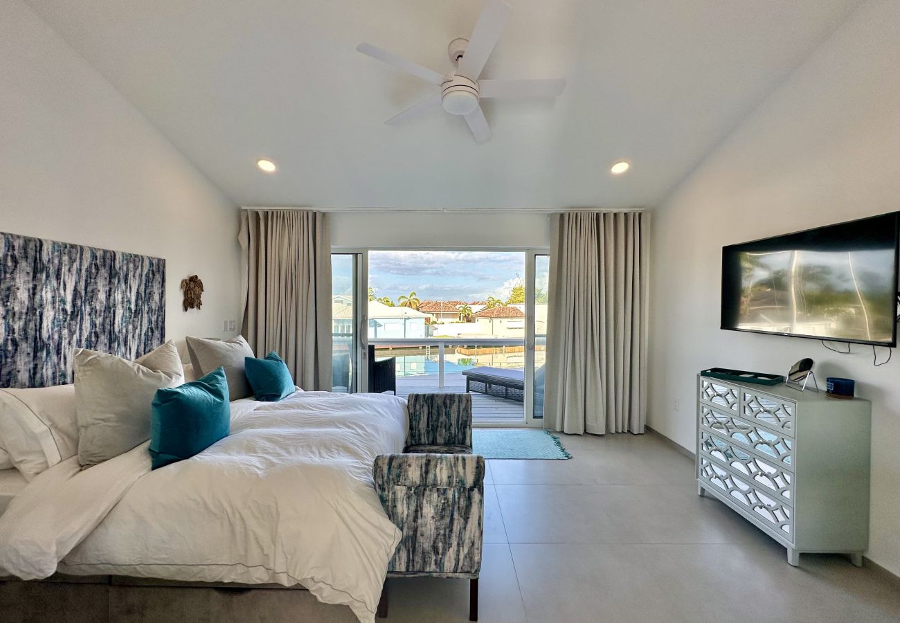 Villa 248E Spacious Bedroom With Balcony 