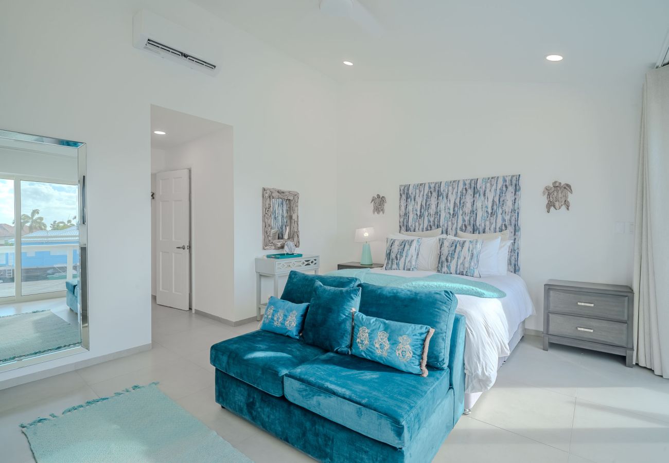 Villa in Jolly Harbour - Luxury Waterfront Villa Jolly Harbour