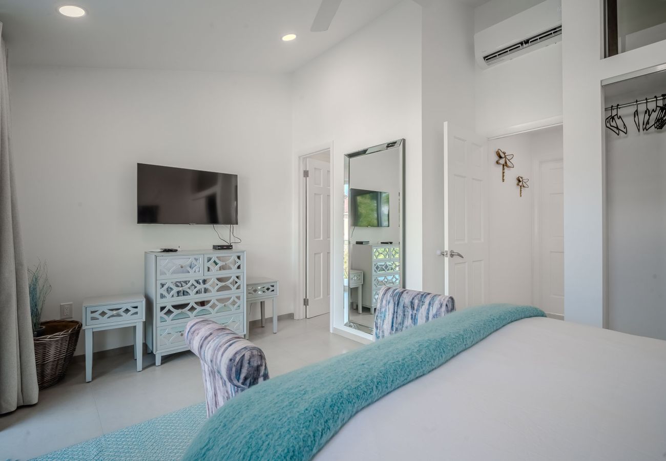 Villa in Jolly Harbour - Luxury Waterfront Villa Jolly Harbour