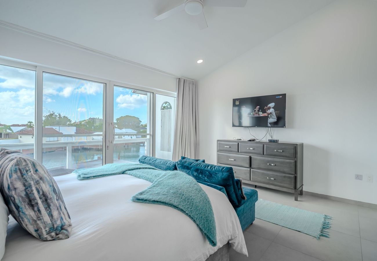 Villa in Jolly Harbour - Luxury Waterfront Villa Jolly Harbour