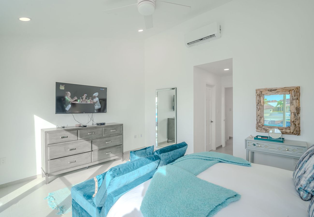 Villa in Jolly Harbour - Luxury Waterfront Villa Jolly Harbour