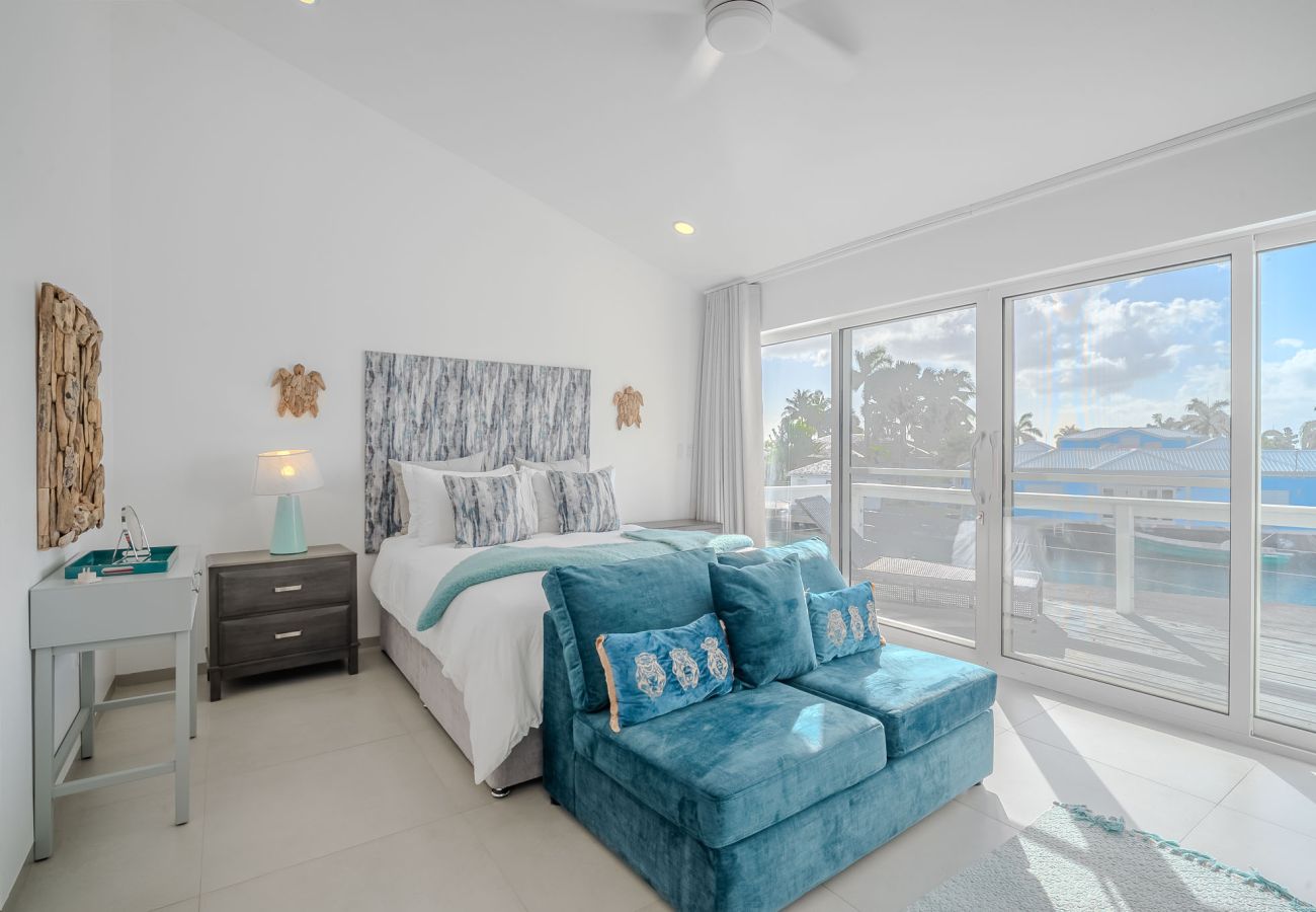 Villa in Jolly Harbour - Luxury Waterfront Villa Jolly Harbour