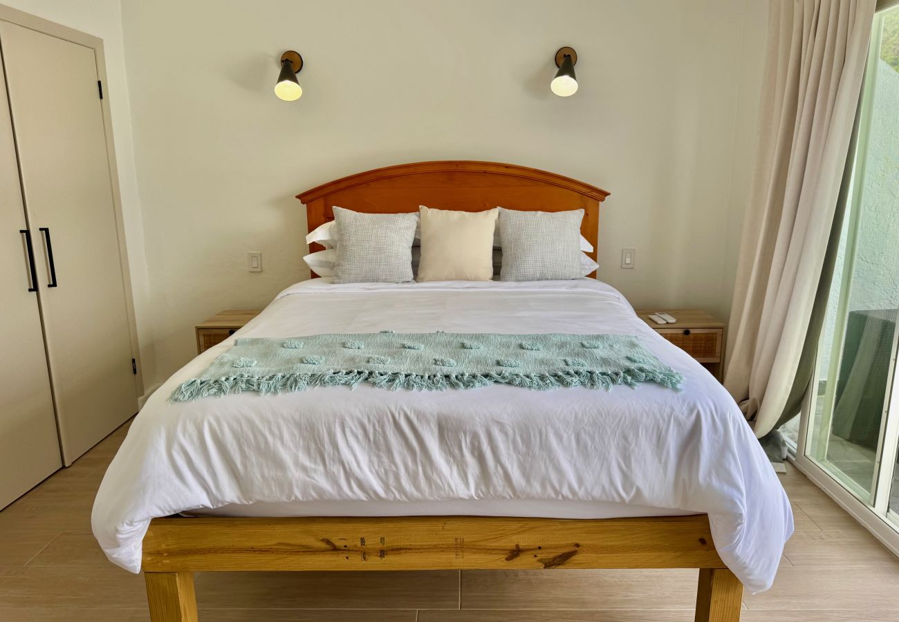 Villa in Jolly Harbour - Exquisite Waterfront Villa