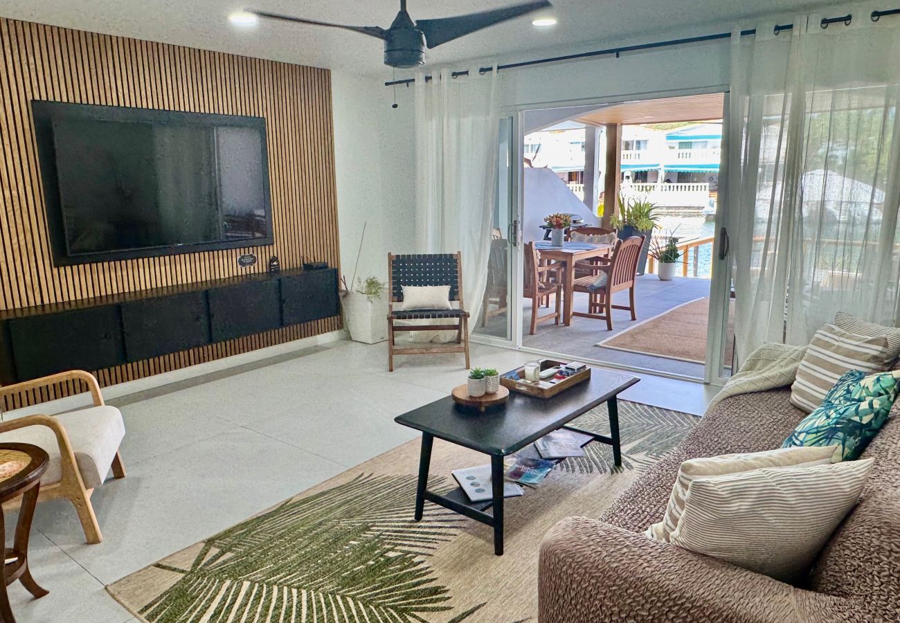 Villa in Jolly Harbour - Exquisite Waterfront Villa