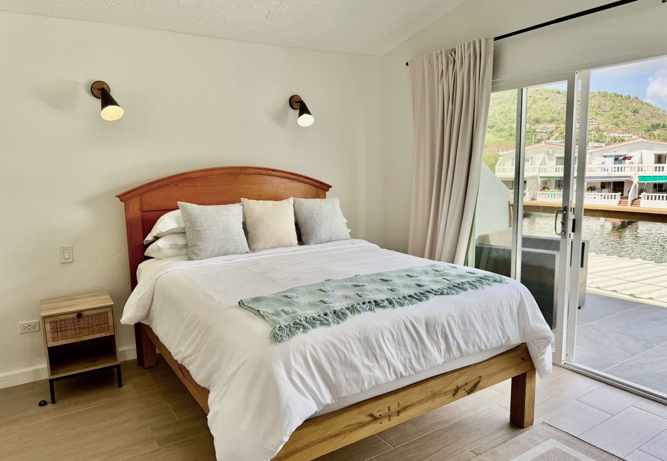 Villa in Jolly Harbour - Exquisite Waterfront Villa