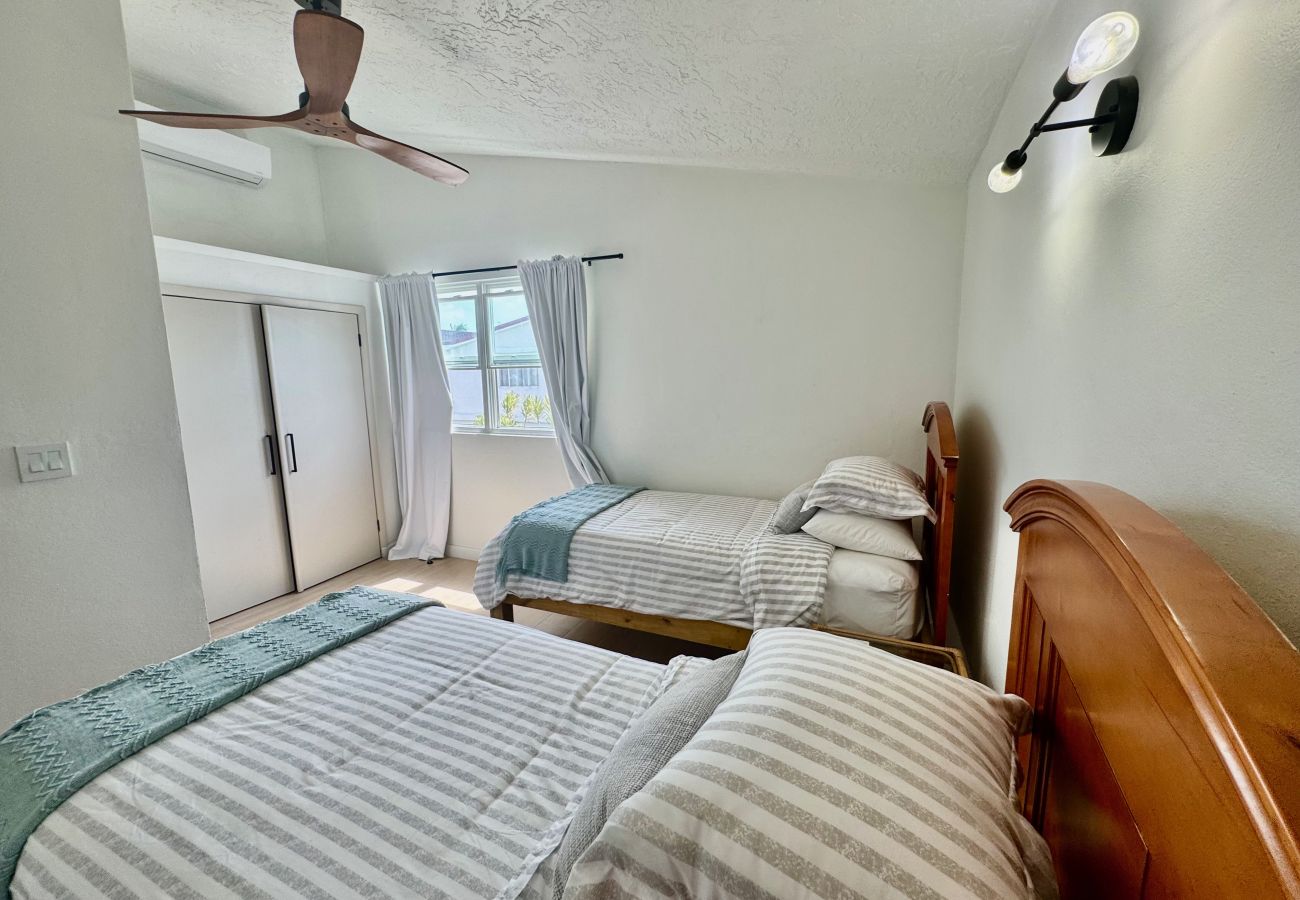 Villa in Jolly Harbour - Exquisite Waterfront Villa