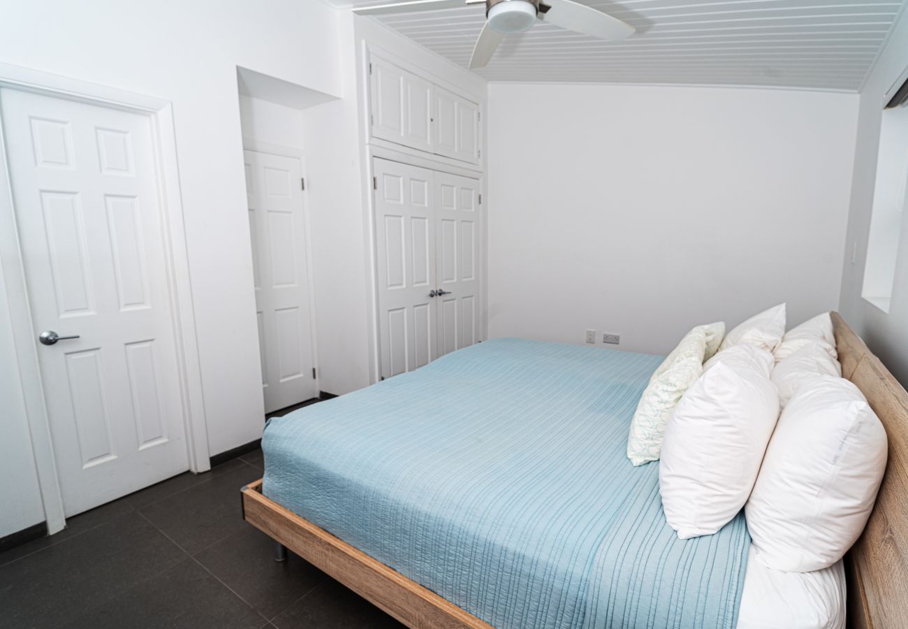 Villa in Jolly Harbour - Stylish Waterfront Escape 