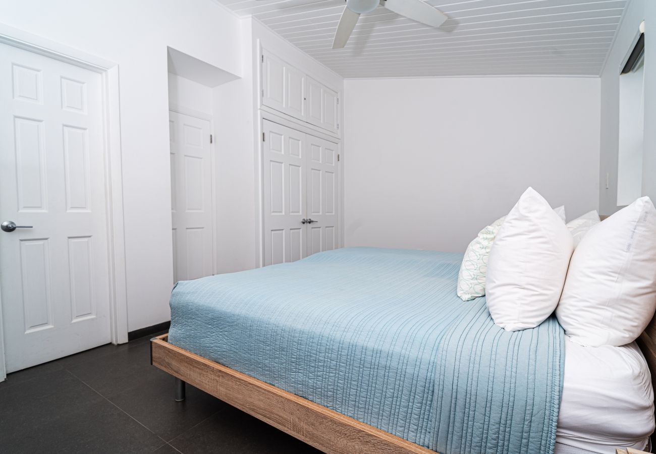 Villa in Jolly Harbour - Stylish Waterfront Escape 