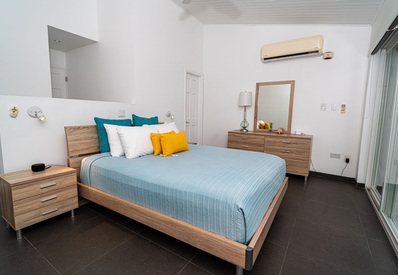 Villa in Jolly Harbour - Stylish Waterfront Escape 