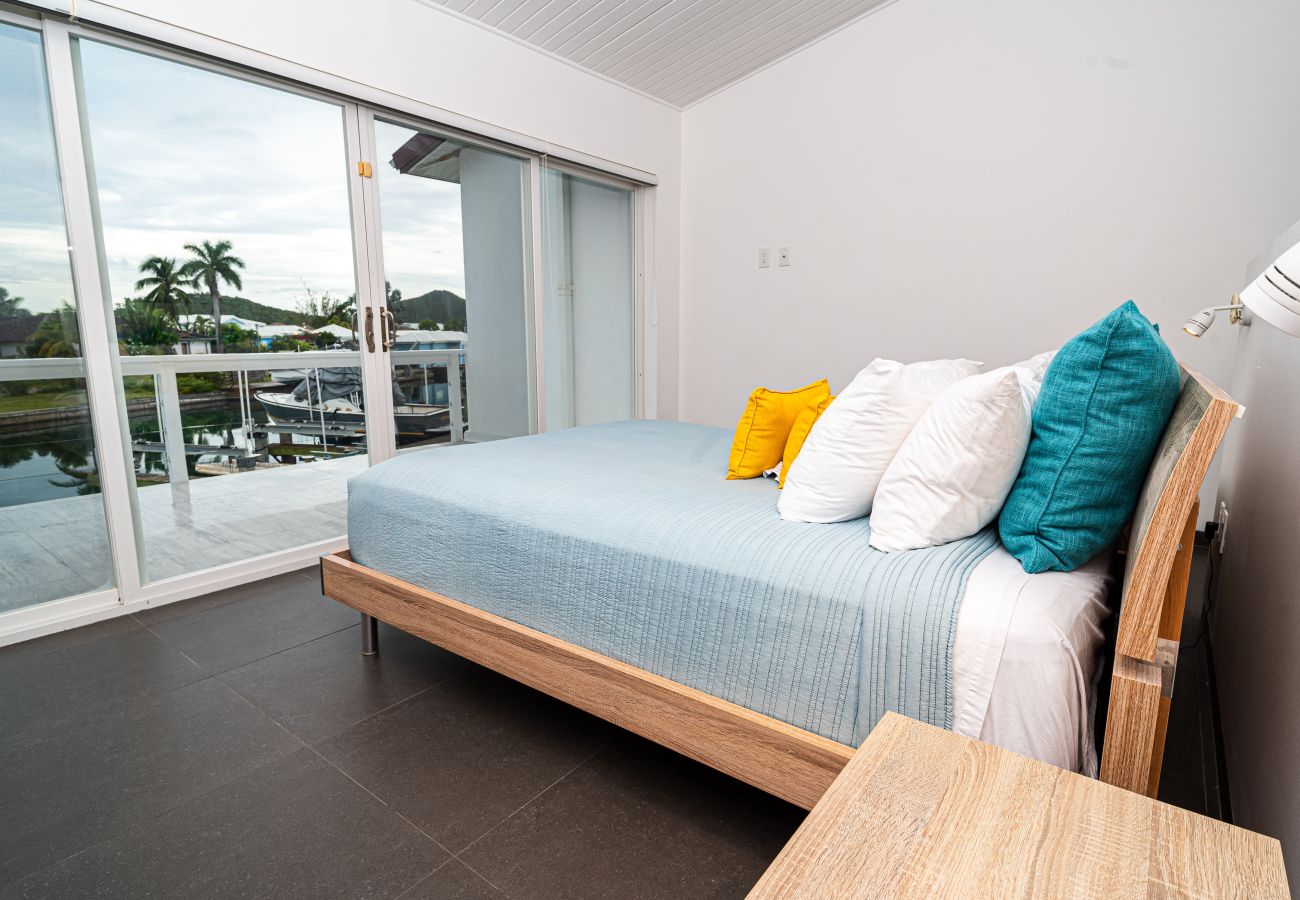 Villa in Jolly Harbour - Stylish Waterfront Escape 