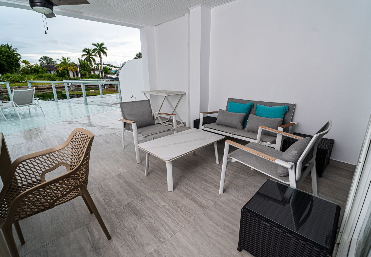 Villa in Jolly Harbour - Stylish Waterfront Escape 