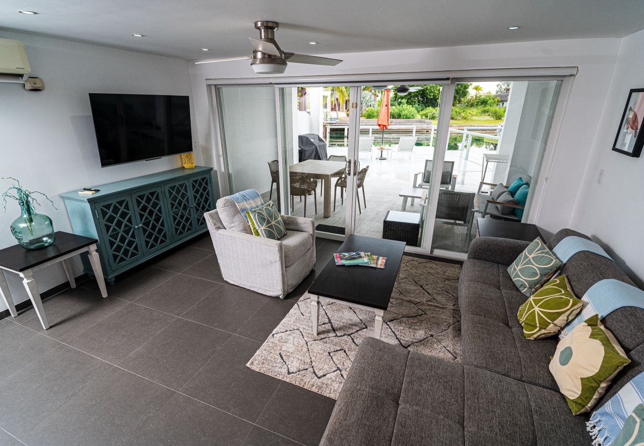 Villa in Jolly Harbour - Stylish Waterfront Escape 