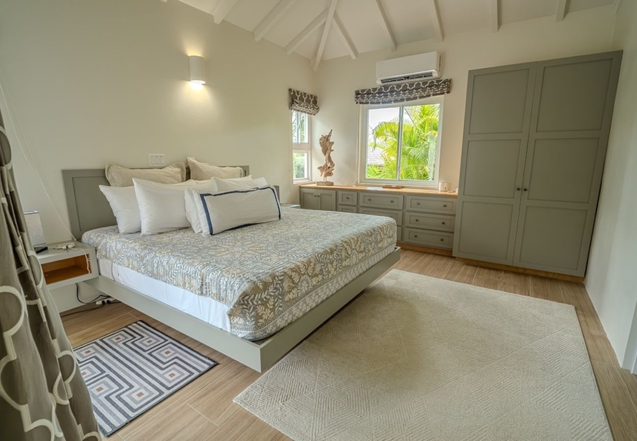 Villa in Jolly Harbour - Idyllic Tropical Retreat