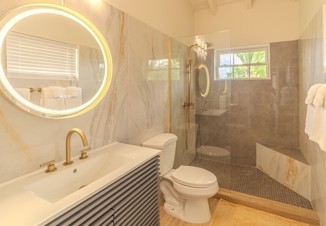 Villa in Jolly Harbour - Idyllic Tropical Retreat