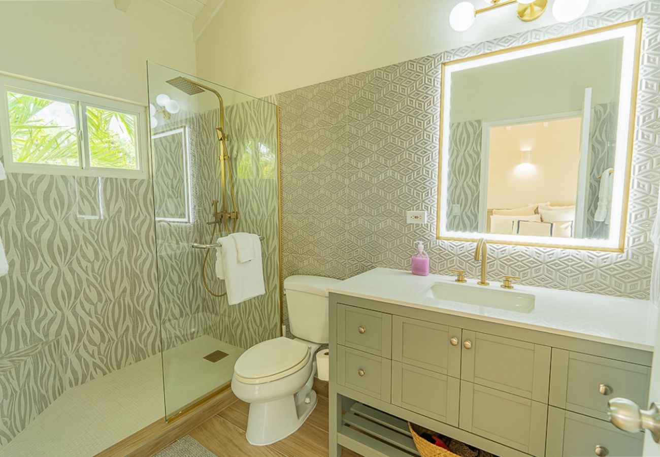 Villa in Jolly Harbour - Idyllic Tropical Retreat