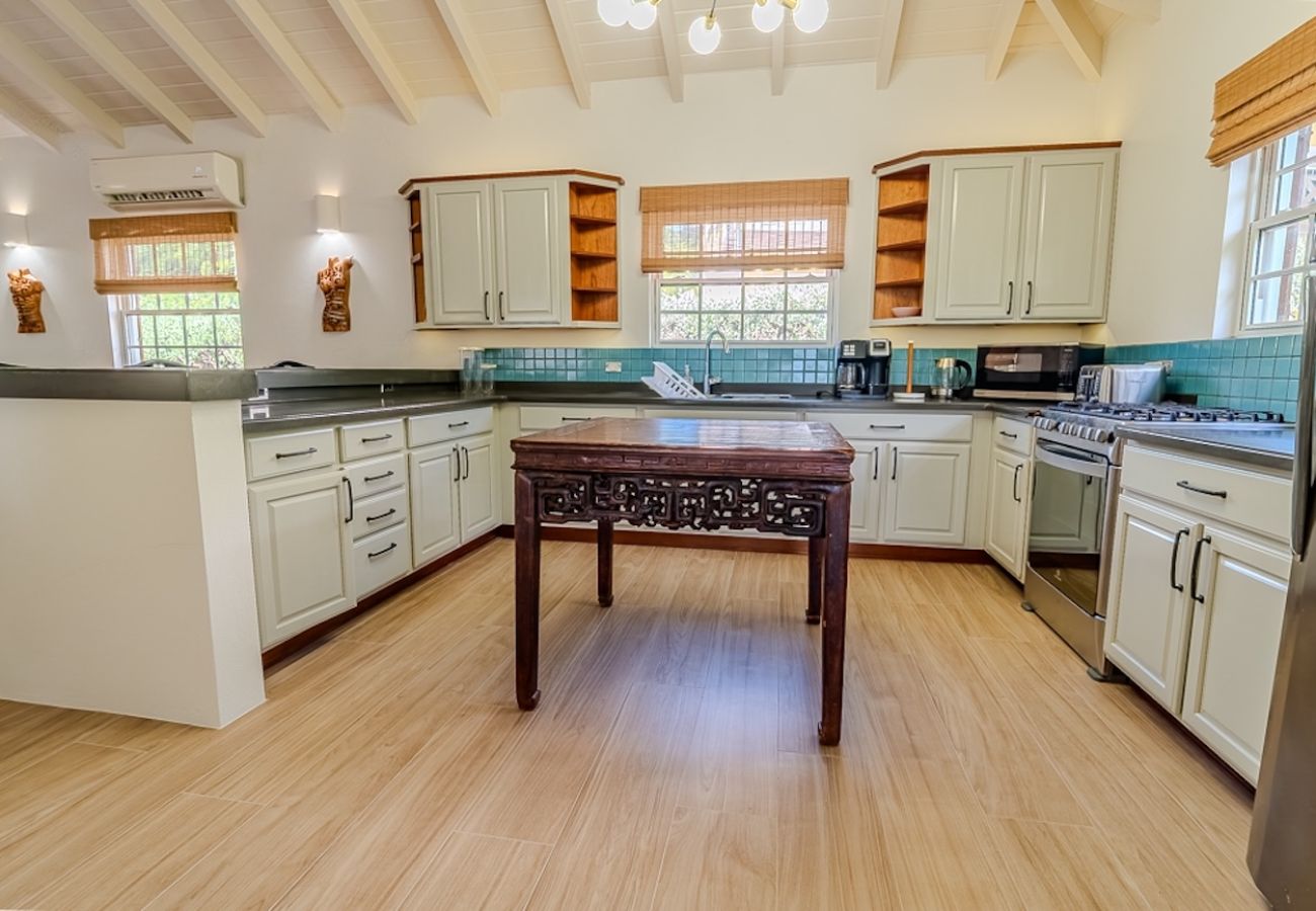 Villa in Jolly Harbour - Idyllic Tropical Retreat
