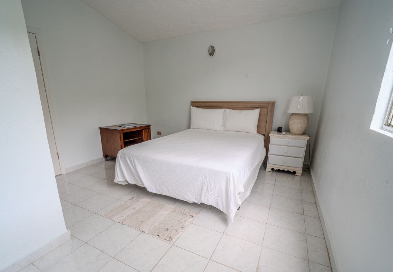 Villa in Jolly Harbour - Convenient Waterfront Villa