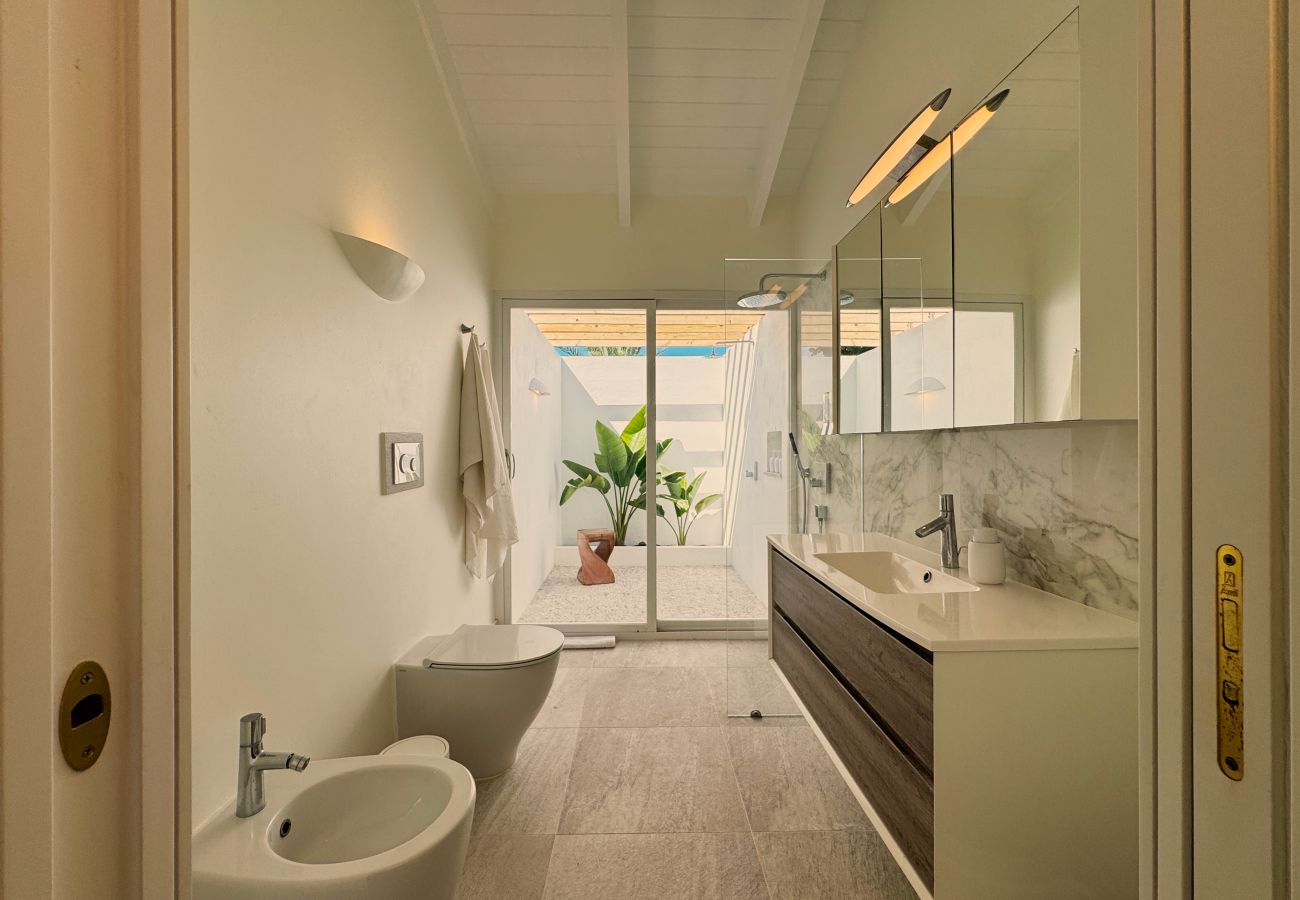 Villa in Crosbies - Refined Ocean Hideaway 