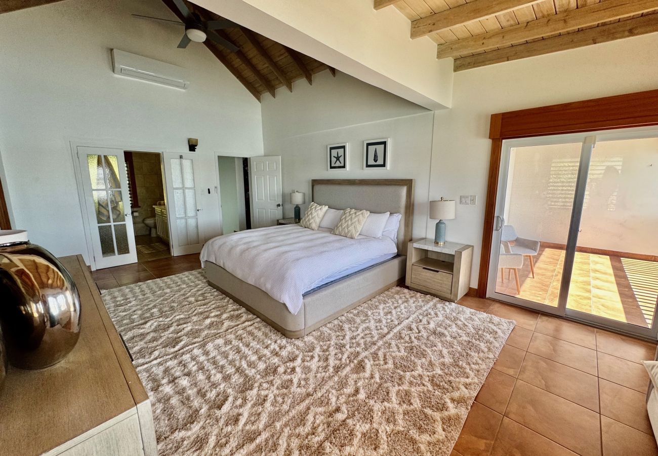 Villa in Jolly Harbour - Stunning Waterfront Retreat 