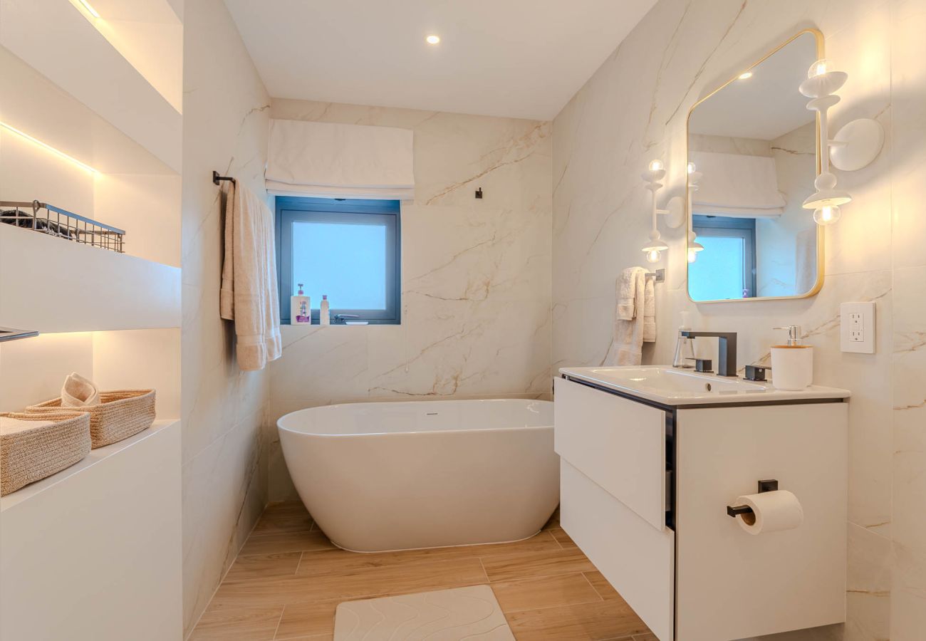 Villa in Jolly Harbour - High Ground Villa 