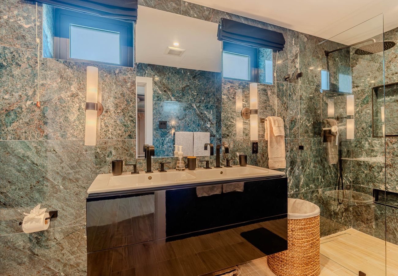 Villa in Jolly Harbour - High Ground Villa 