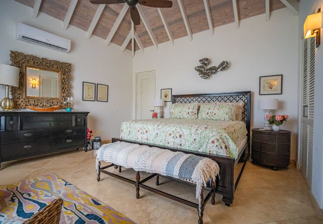 Villa in Jolly Harbour - Spectacular Hillside Retreat Villa in Jolly Harbour - Spectacular Hillside Retreat