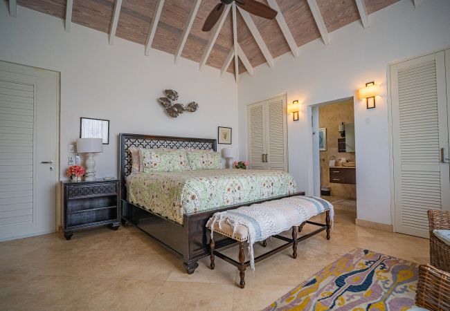 Villa in Jolly Harbour - Spectacular Hillside Retreat Villa in Jolly Harbour - Spectacular Hillside Retreat