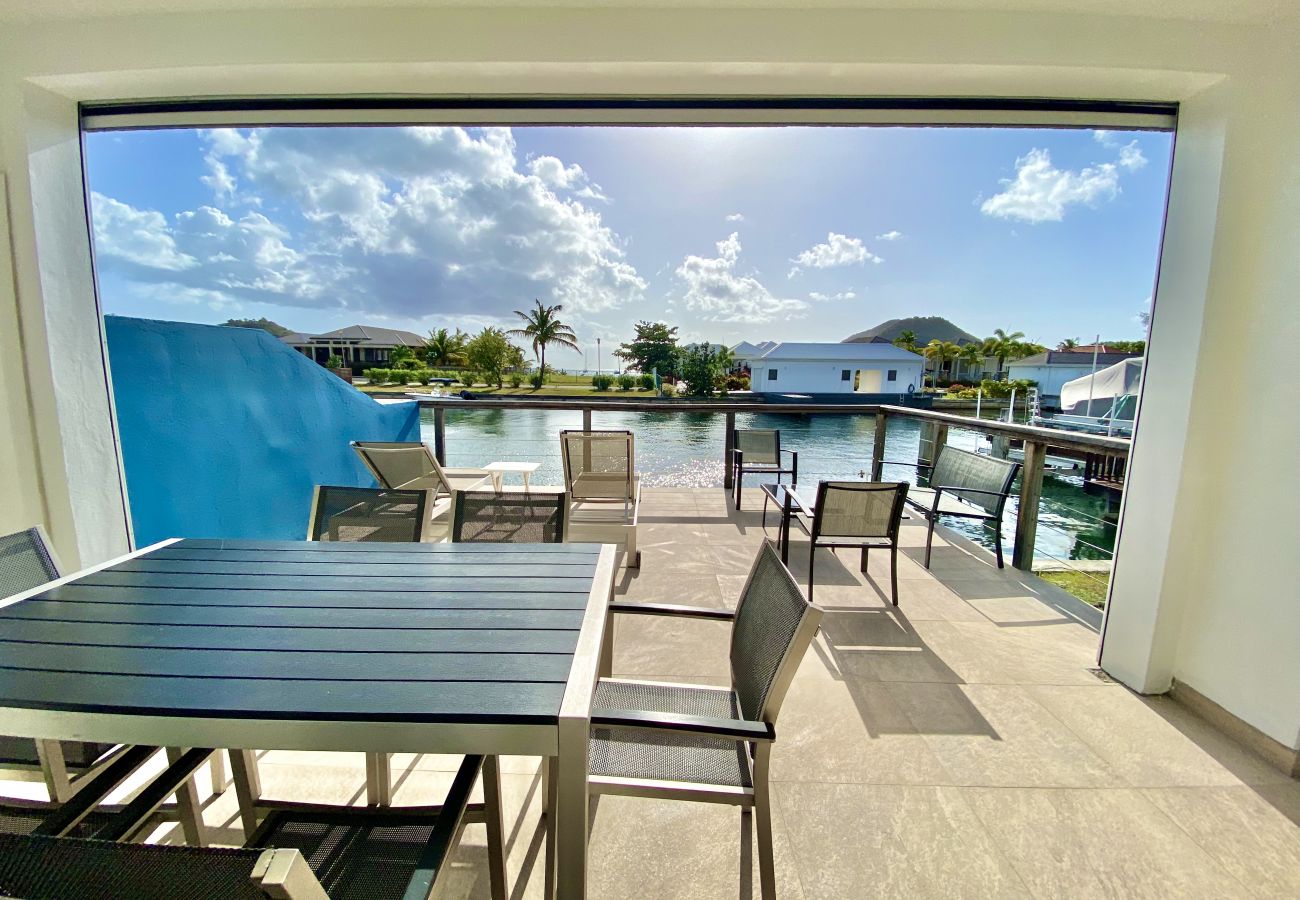 Townhouse in Jolly Harbour - Lovely water front villa just 5 minutes from the beach