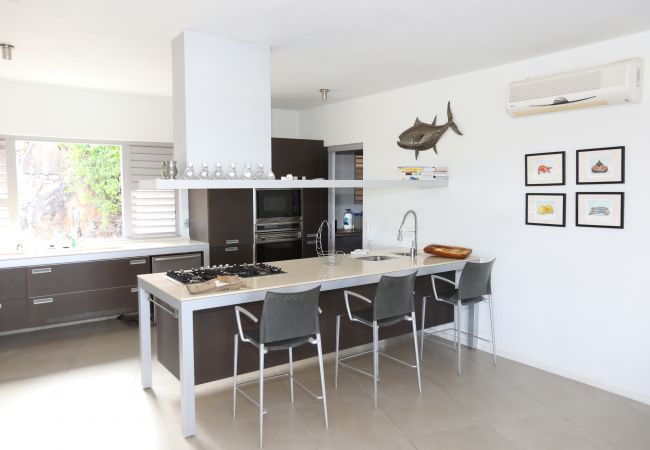 Holiday home villa rental at Galley bay, Spacious Kitchen, circular dining area 