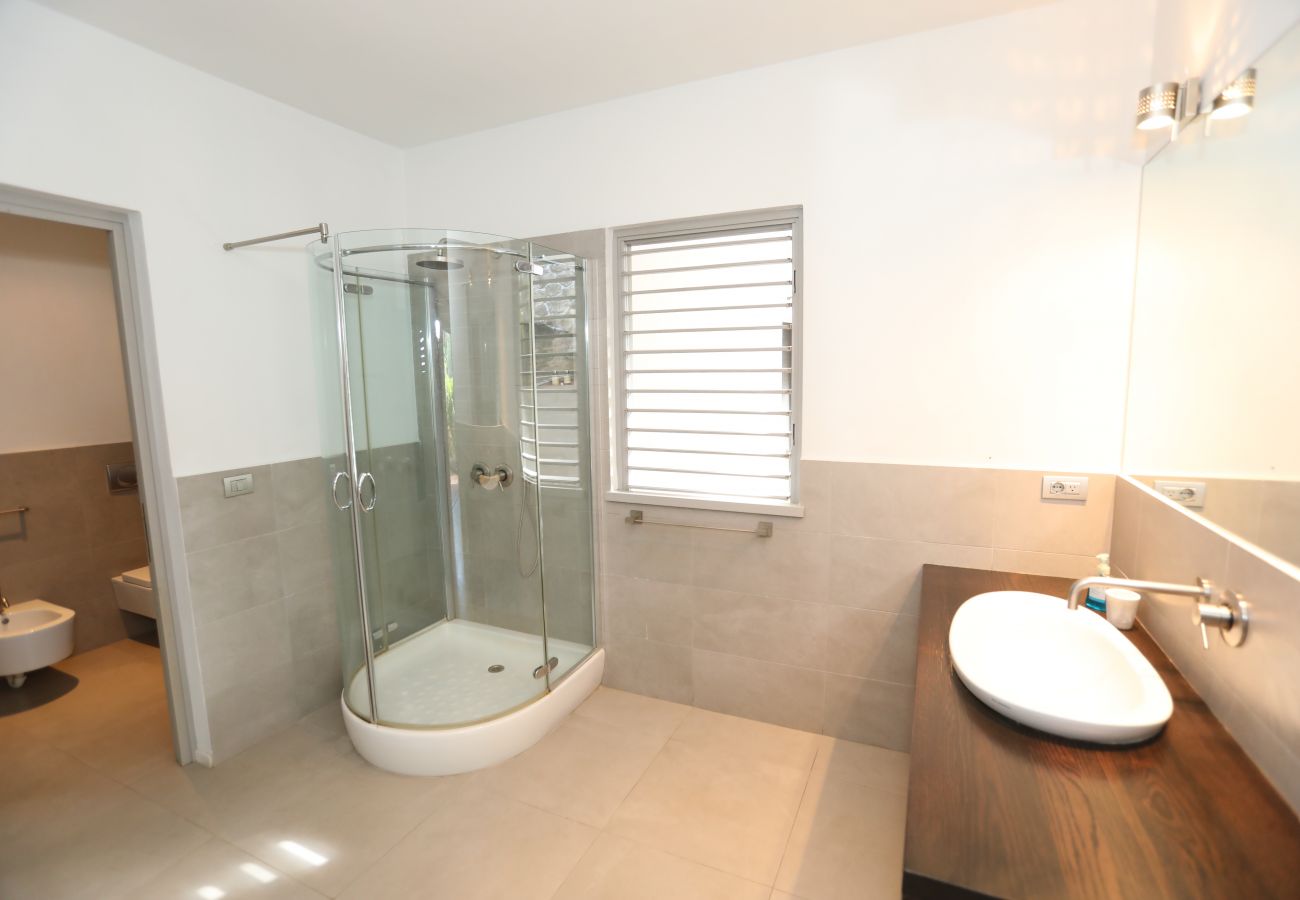 Private verandah, spacious bathroom, walk in shower at Galley Bay 