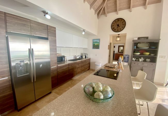 Villa in Jolly Harbour - Exceptional Hillside Haven Villa in Jolly Harbour - Exceptional Hillside Haven