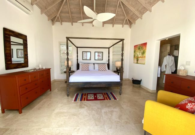 Villa in Jolly Harbour - Exceptional Hillside Haven Villa in Jolly Harbour - Exceptional Hillside Haven