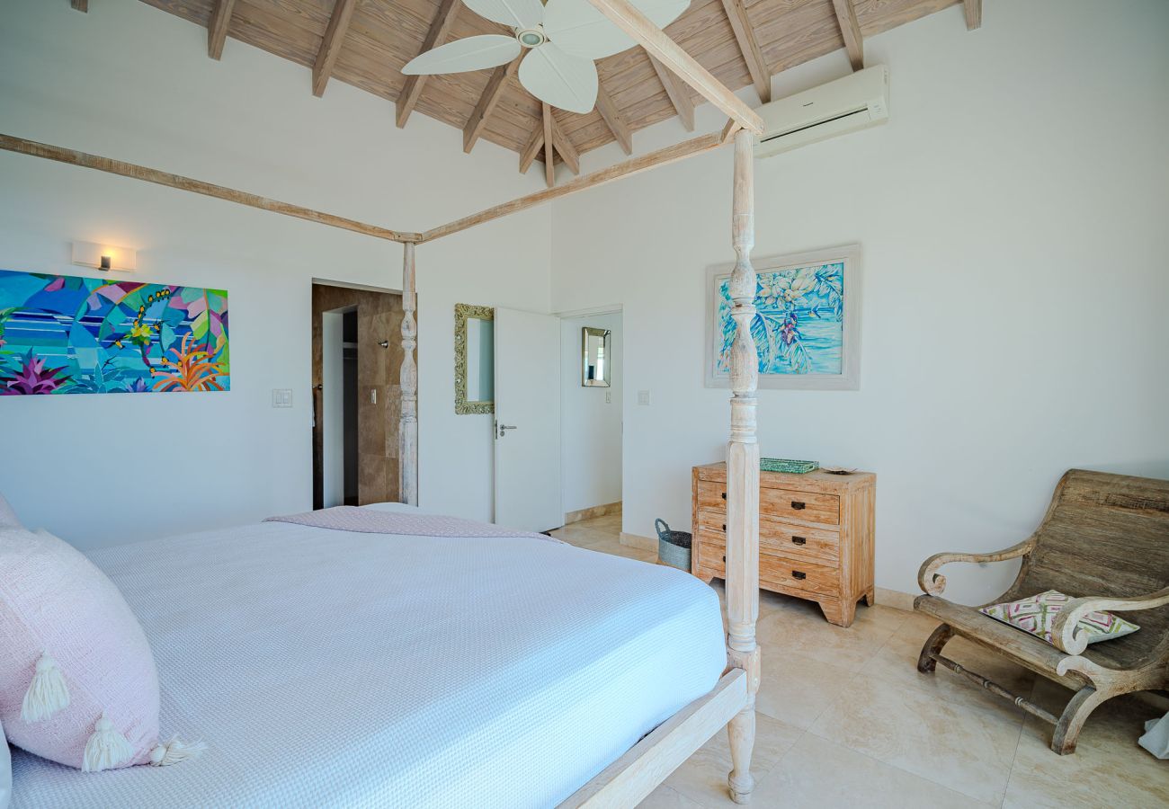 Villa in Jolly Harbour - Exceptional Hillside Haven