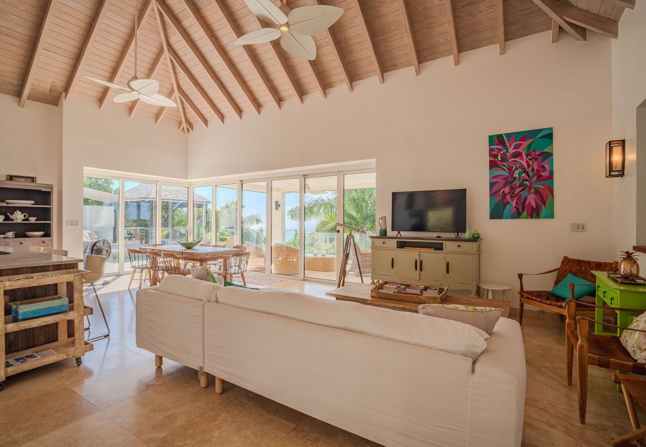 Villa in Jolly Harbour - Exceptional Hillside Haven