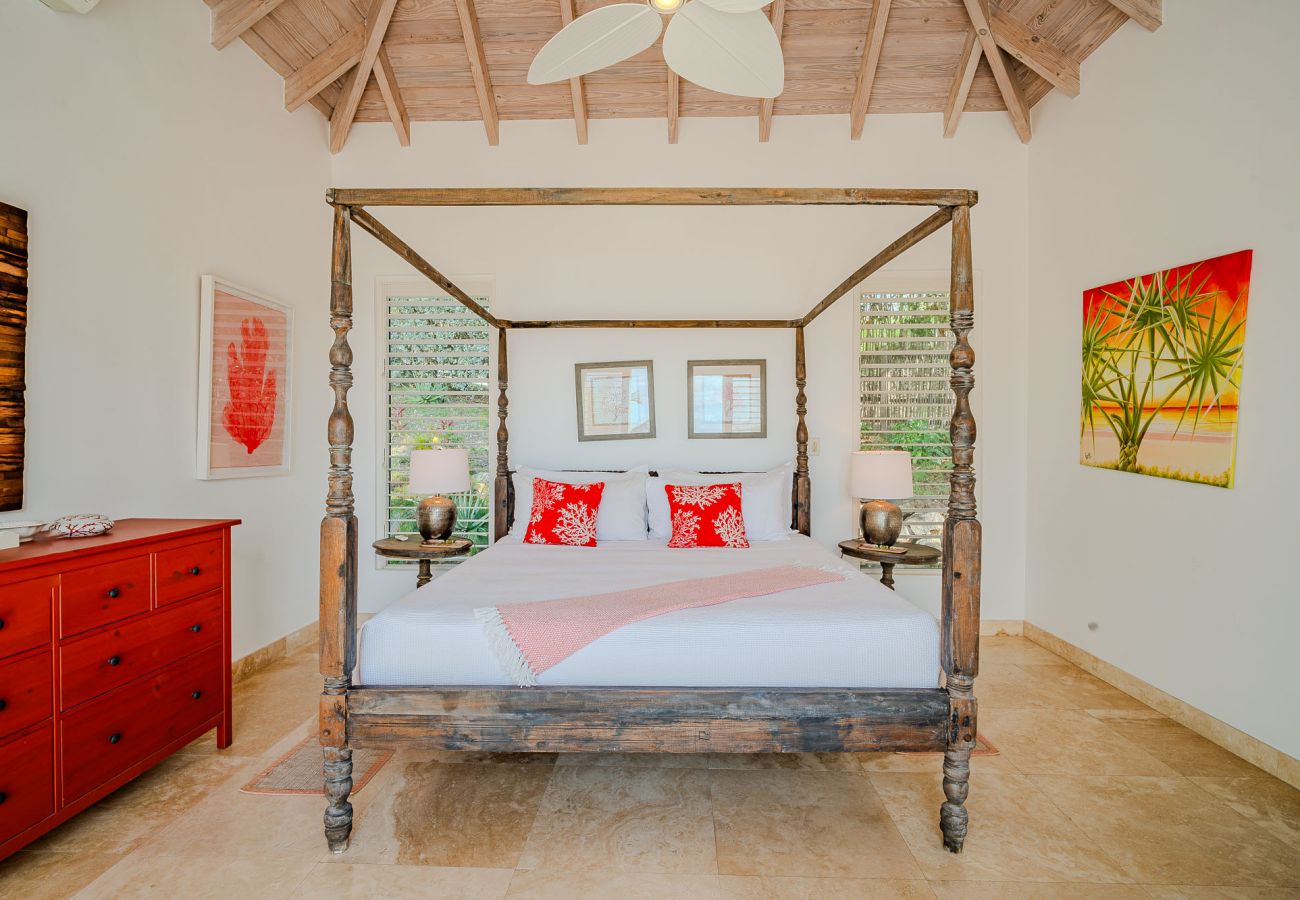 Villa in Jolly Harbour - Exceptional Hillside Haven