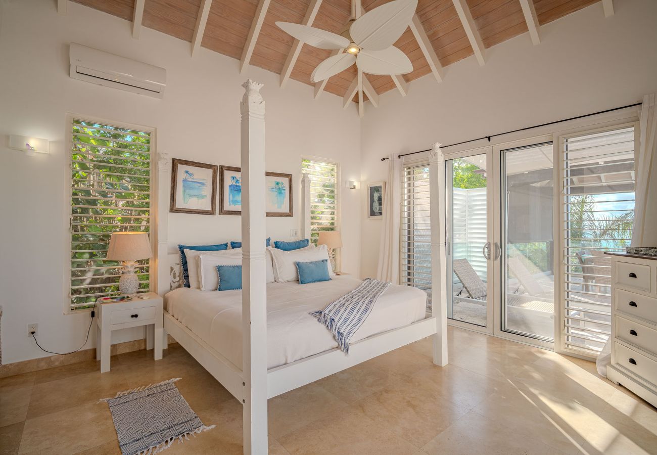 Villa in Jolly Harbour - Exceptional Hillside Haven