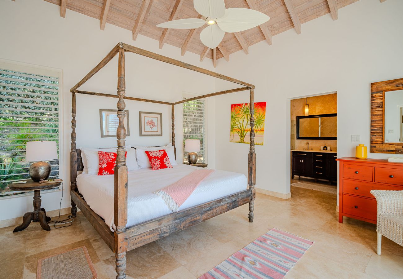 Villa in Jolly Harbour - Exceptional Hillside Haven