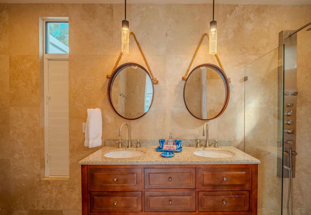 Villa in Jolly Harbour - Exceptional Hillside Haven