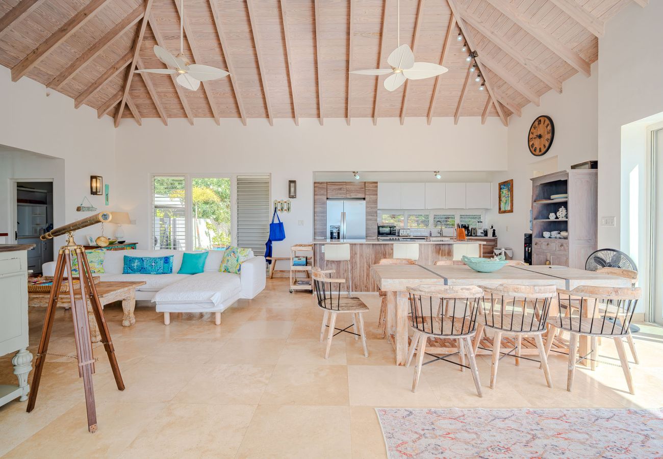 Villa in Jolly Harbour - Exceptional Hillside Haven