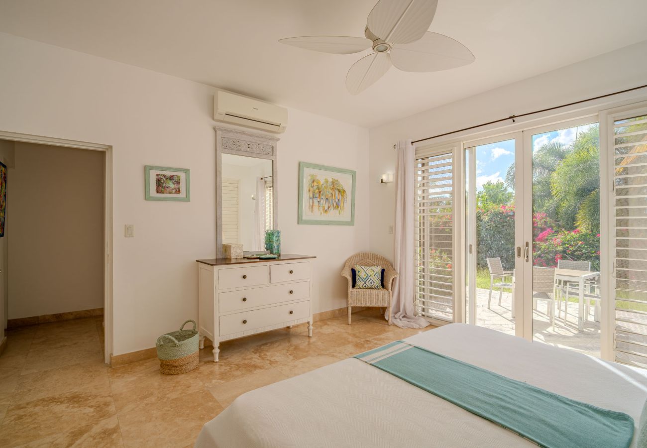 Villa in Jolly Harbour - Exceptional Hillside Haven