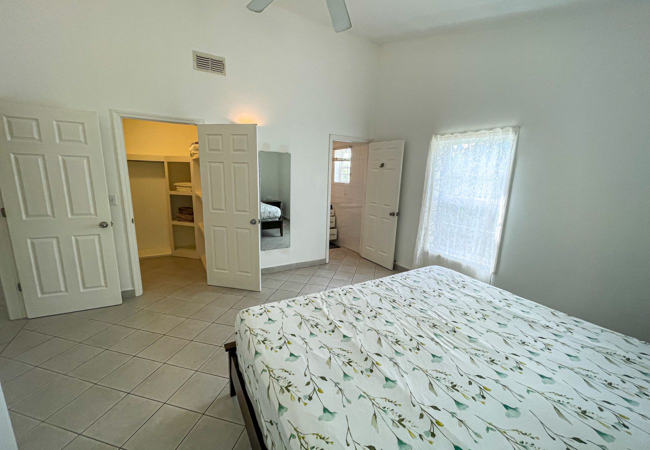 Cozy bedroom, ensuite bathroom, large closet, private pool, alfresco dining at Harbour View 