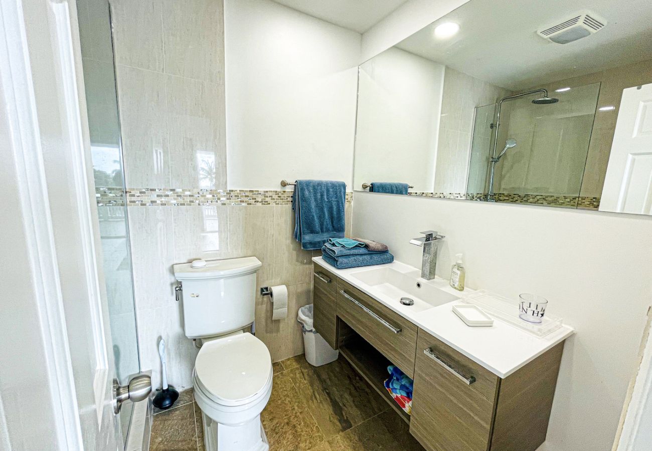 Airy ensuite bathroom at Jolly Harbour villa rentals, Antigua 